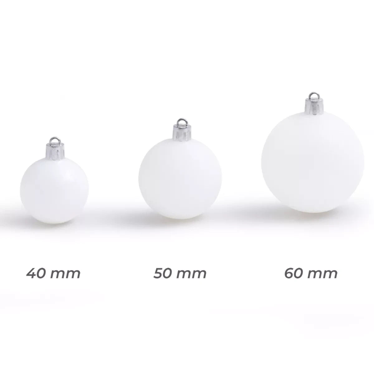 Les trois tailles de boules de Noël blanches du lot : 40, 50 et 60 mm