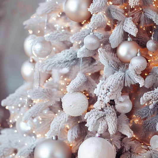 Comment décorer un sapin blanc de Noël ? Les tendances 2025