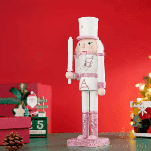 Casse-noisette blanc et rose tenant une épée blanche, devant un fond rouge festif