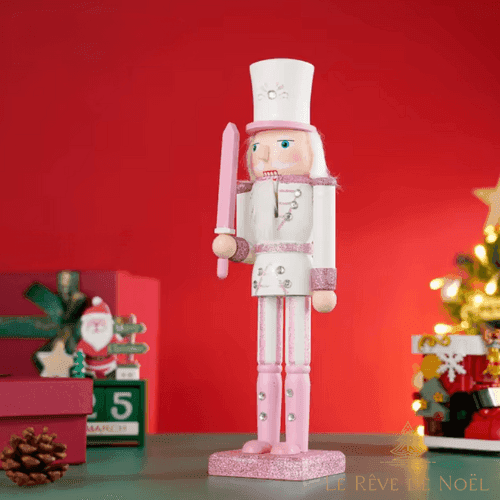 Casse-noisette rose et blanc tenant une épée rose, devant un fond rouge avec cadeaux