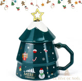 Mug vert sapin à couvercle conique étoilé, décor ourson et bonhomme de neige, inscription Merry Christmas