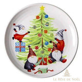 Assiette blanche peinte d'un sapin de Noël entouré de quatre lutins et de cadeaux