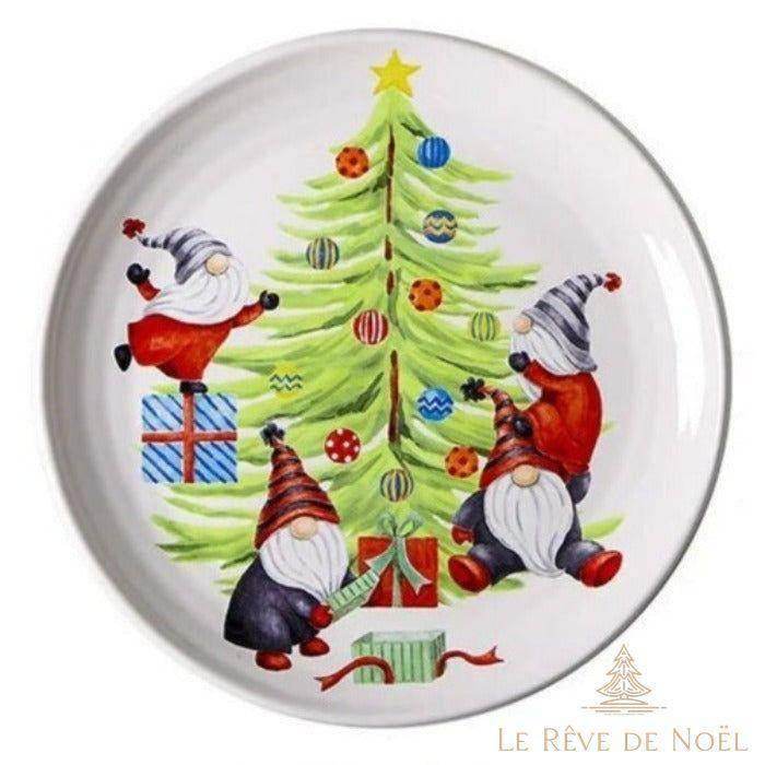 Assiette blanche peinte d'un sapin de Noël entouré de quatre lutins et de cadeaux