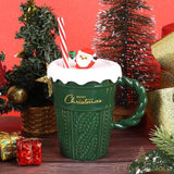 Mug vert à texture tricot, couvercle blanc à volants avec figurine de Père Noël, sur fond rouge de saison