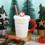 Mug blanc à texture tricot et anse torsadée rouge, couvercle à volants avec figurine de Père Noël et paille