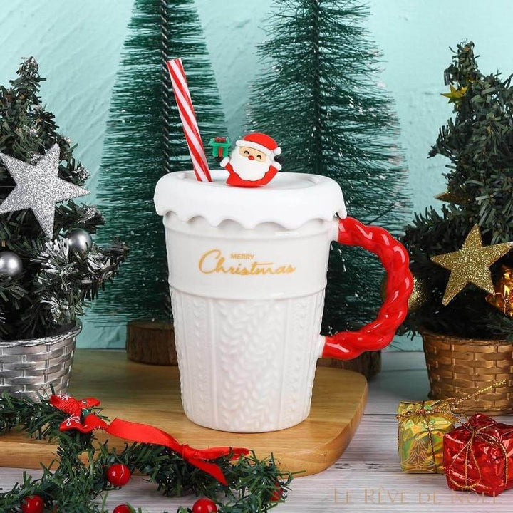 Mug blanc à texture tricot et anse torsadée rouge, couvercle à volants avec figurine de Père Noël et paille