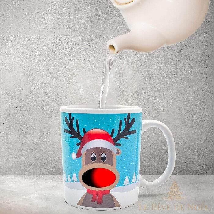 Eau chaude versée dans le mug renne, dont le nez devient rouge vif au contact de la chaleur