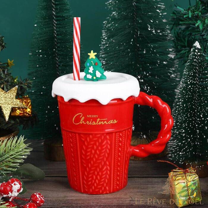 Mug rouge à texture tricot avec couvercle blanc à volants, sapin miniature et paille rayée sur le dessus