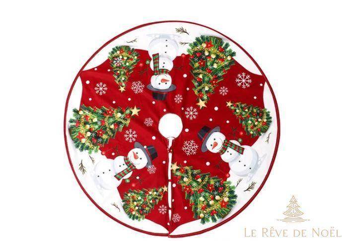Jupe de sapin ronde rouge à bordure blanche festonnée, bonhommes de neige et sapins miniatures