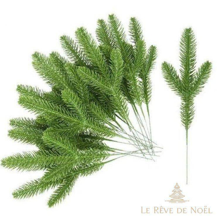 Branches de sapin artificiel vert foncé, plusieurs tiges assemblées en éventail et une tige seule à droite