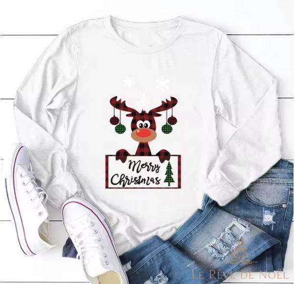 Pull long de Noël blanc à renne à carreaux et message Merry Christmas, posé à plat avec basket et jean