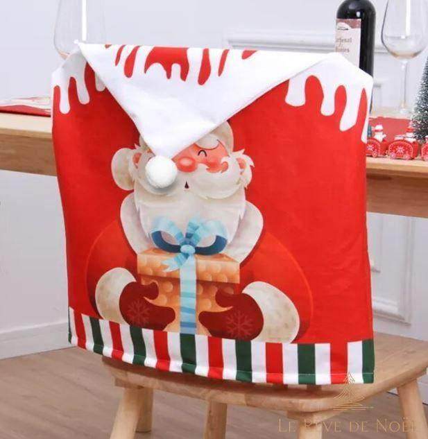 Housse de chaise rouge imprimée Père Noël riant tenant un cadeau à ruban bleu, posée sur une chaise