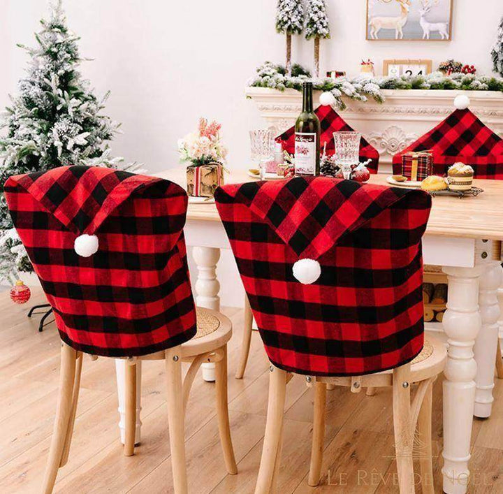 Housses de chaise à carreaux rouge et noir façon bûcheron, pompon blanc, sur des chaises à table de Noël