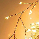 Gros plan sur de fins fils lumineux à LED blanc chaud, fond flou orangé