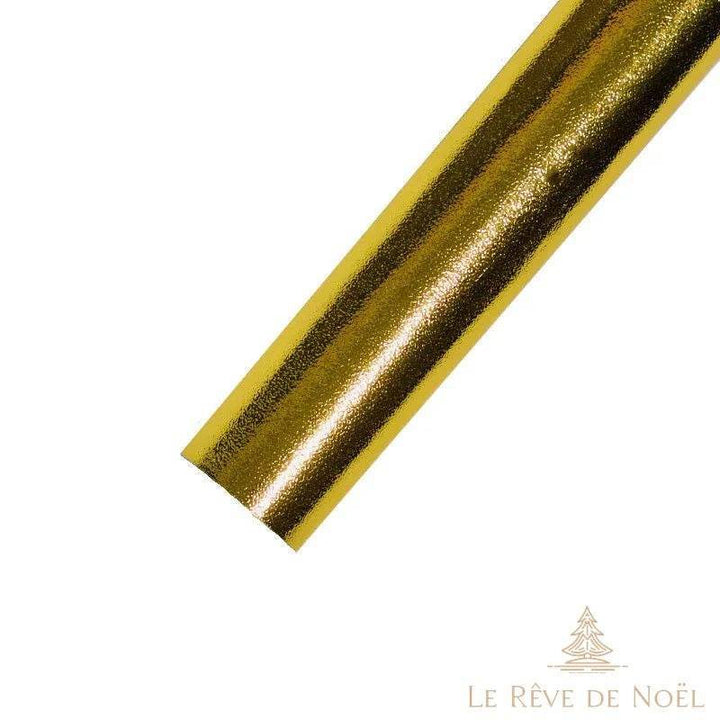 Rouleau de papier cadeau brillant doré, reflets scintillants en gros plan