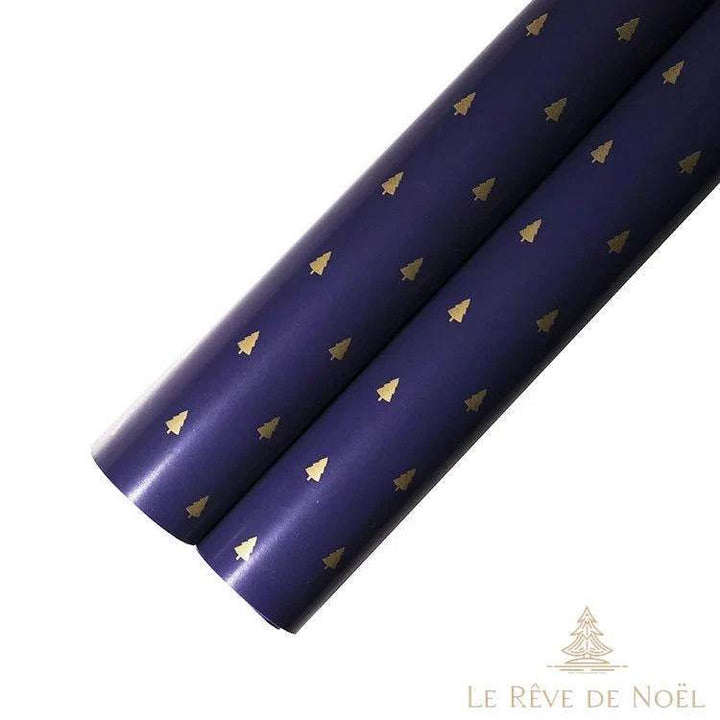 Deux rouleaux de papier cadeau bleu marine à petits sapins dorés alignés en quinconce