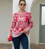 Pull rouge à motif de flocon de neige blanc, porté avec un sac à main rouge en bandoulière