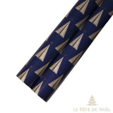 Deux rouleaux de papier cadeau bleu marine à grands sapins dorés stylisés