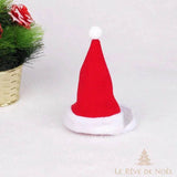 Bonnet pointu rouge à pompon et bordure blanche pour animal, posé seul avec élastique visible