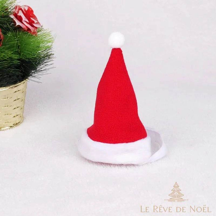 Bonnet pointu rouge à pompon et bordure blanche pour animal, posé seul avec élastique visible