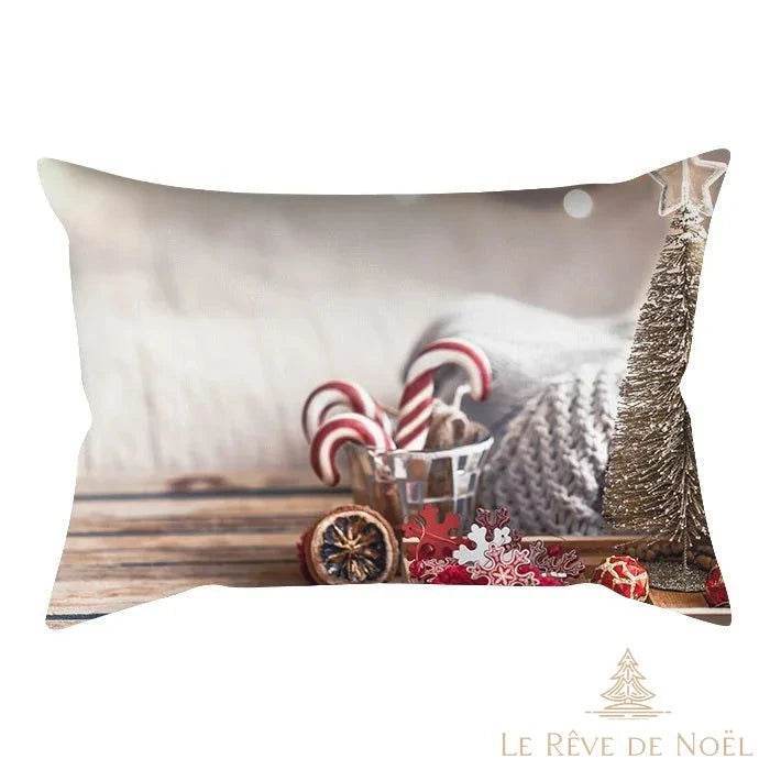 Housse de coussin à motif sucres d'orge dans un pot en métal posé sur une table en bois