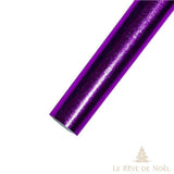Rouleau de papier cadeau brillant violet vif, surface scintillante en gros plan