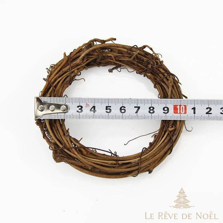 Couronne en rotin brut non décorée, mesurée au mètre ruban : environ 10 cm de diamètre