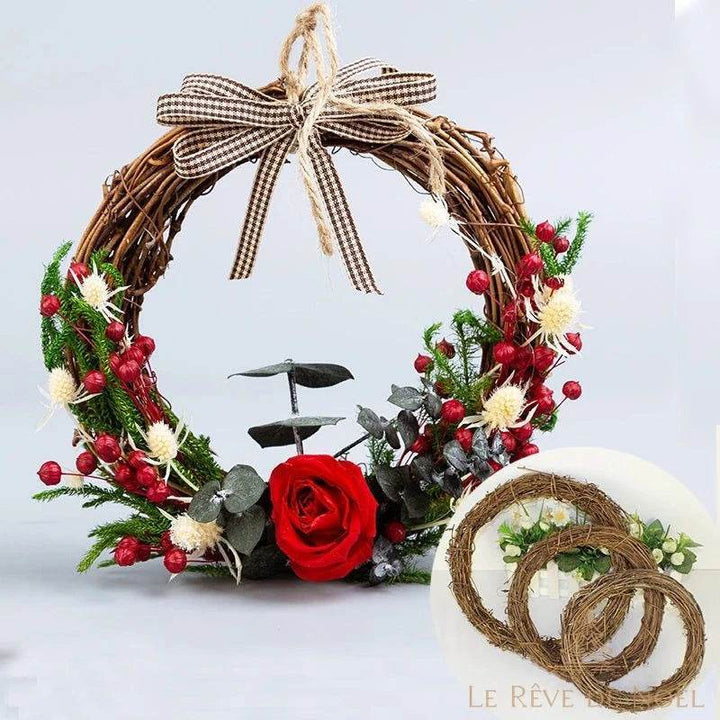 Couronne en rotin garnie de rose rouge, baies et fleurs séchées, nœud à carreaux ; encart de rotins nus