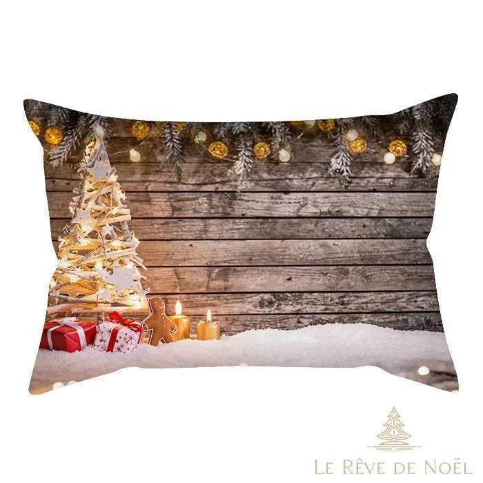 Housse de coussin illustrée d'un petit sapin en bois lumineux posé dans la neige avec des cadeaux