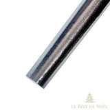 Rouleau de papier cadeau brillant argenté effet miroir, vu en gros plan en diagonale