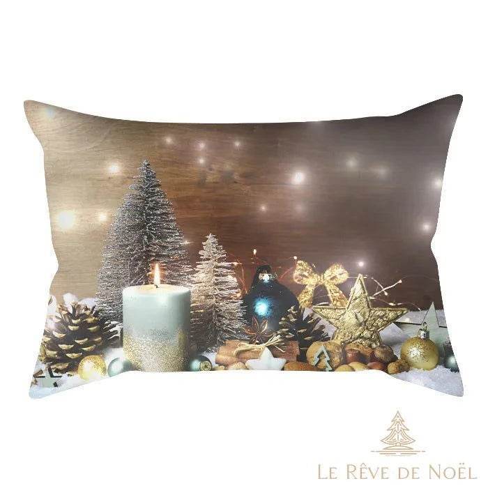 Housse de coussin illustrée d'une bougie blanche allumée entourée de sapins argentés et d'une étoile dorée