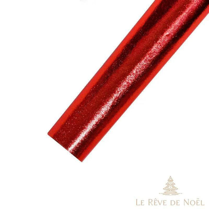 Rouleau de papier cadeau brillant rouge métallisé, vu en gros plan en diagonale