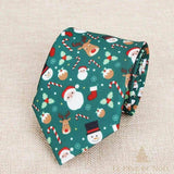 Cravate de Noël verte à motifs Père Noël et rennes, roulée sur un tissu beige