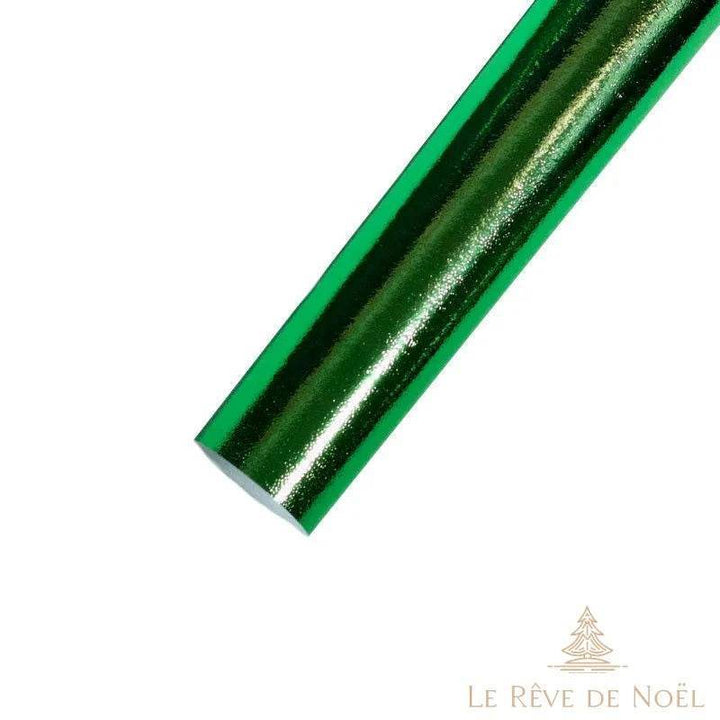 Rouleau de papier cadeau brillant vert sapin, surface pailletée en gros plan