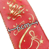 Gros plan sur un ruban de Noël rouge à message doré Merry Christmas, largeur annotée à 6 cm