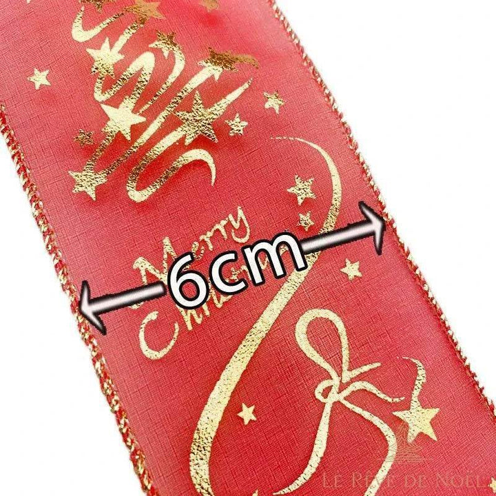 Gros plan sur un ruban de Noël rouge à message doré Merry Christmas, largeur annotée à 6 cm