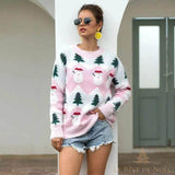 Pull coloris rose et blanc à bonhommes de neige et sapins verts, porté avec un short en jean