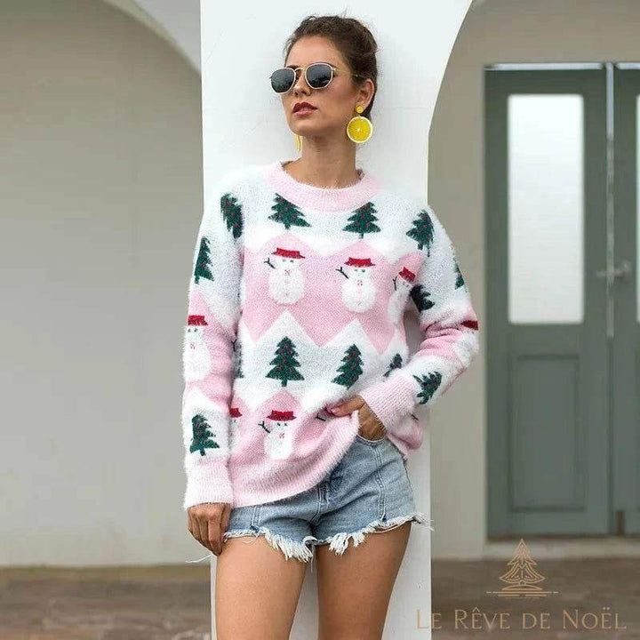 Pull coloris rose et blanc à bonhommes de neige et sapins verts, porté avec un short en jean