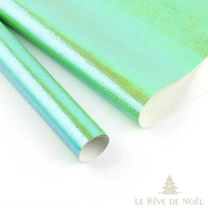 Deux rouleaux de papier cadeau brillant vert menthe irisé, feuille déroulée derrière