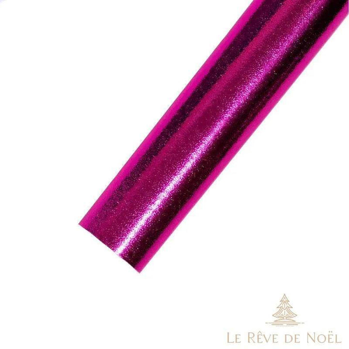 Rouleau de papier cadeau brillant rose fuchsia, vu en gros plan en diagonale