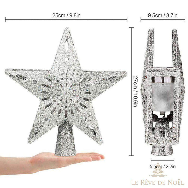 Schéma des dimensions du cimier étoile argenté : 25 cm de large, 27 cm de haut, tenu dans une main pour l'échelle
