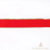 Gros plan sur un ruban rouge uni aux bords filés or, bande large posée à plat