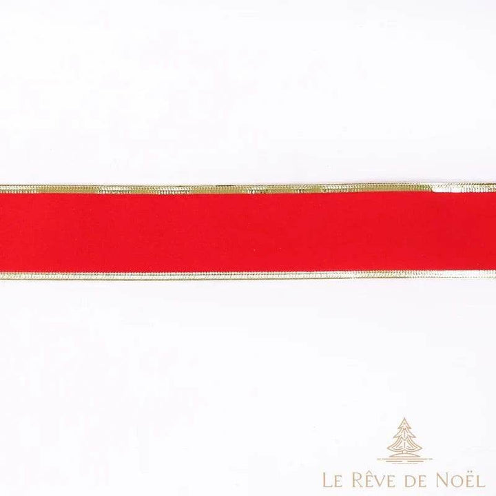 Gros plan sur un ruban rouge uni aux bords filés or, bande large posée à plat