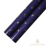 Deux rouleaux de papier cadeau bleu marine à petites icônes dorées : sapin, renne, botte, flocon