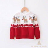 Pull de Noël enfant rouge à motif de rennes, vu de face sur cintre en bois