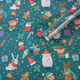 Rouleau de papier cadeau vert sapin déroulé, lutins et animaux polaires parmi cadeaux et guirlandes