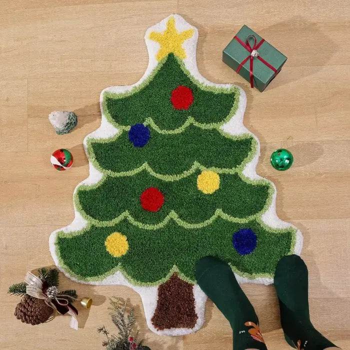 Tapis en forme de sapin bordé de blanc, grosses boules rouges bleues et jaunes, pieds posés dessus