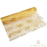 Chemin de table de Noël blanc à flocons de neige dorés, rouleau déroulé sur fond blanc