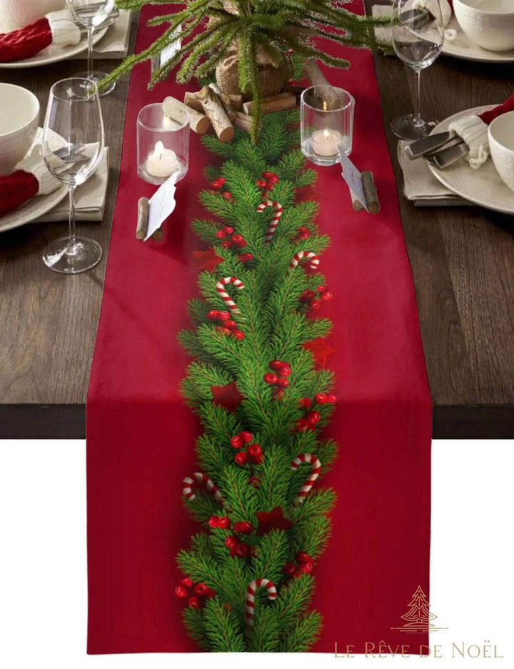 Chemin de table rouge avec la même guirlande de sapin, baies et cannes de bonbon peintes