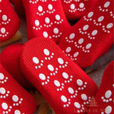 Gros plan sur la semelle antidérapante des chaussettes, motif de pois blancs façon empreintes